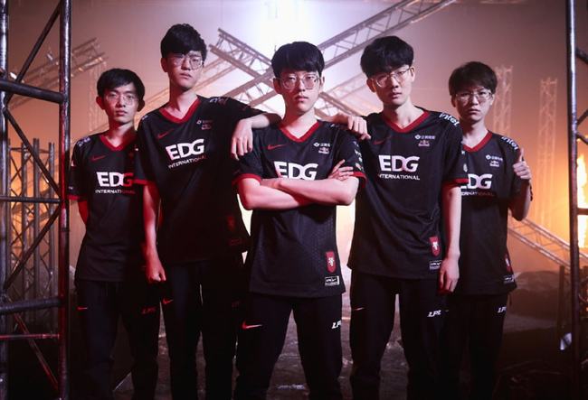 而詹姆斯的 而詹姆斯的